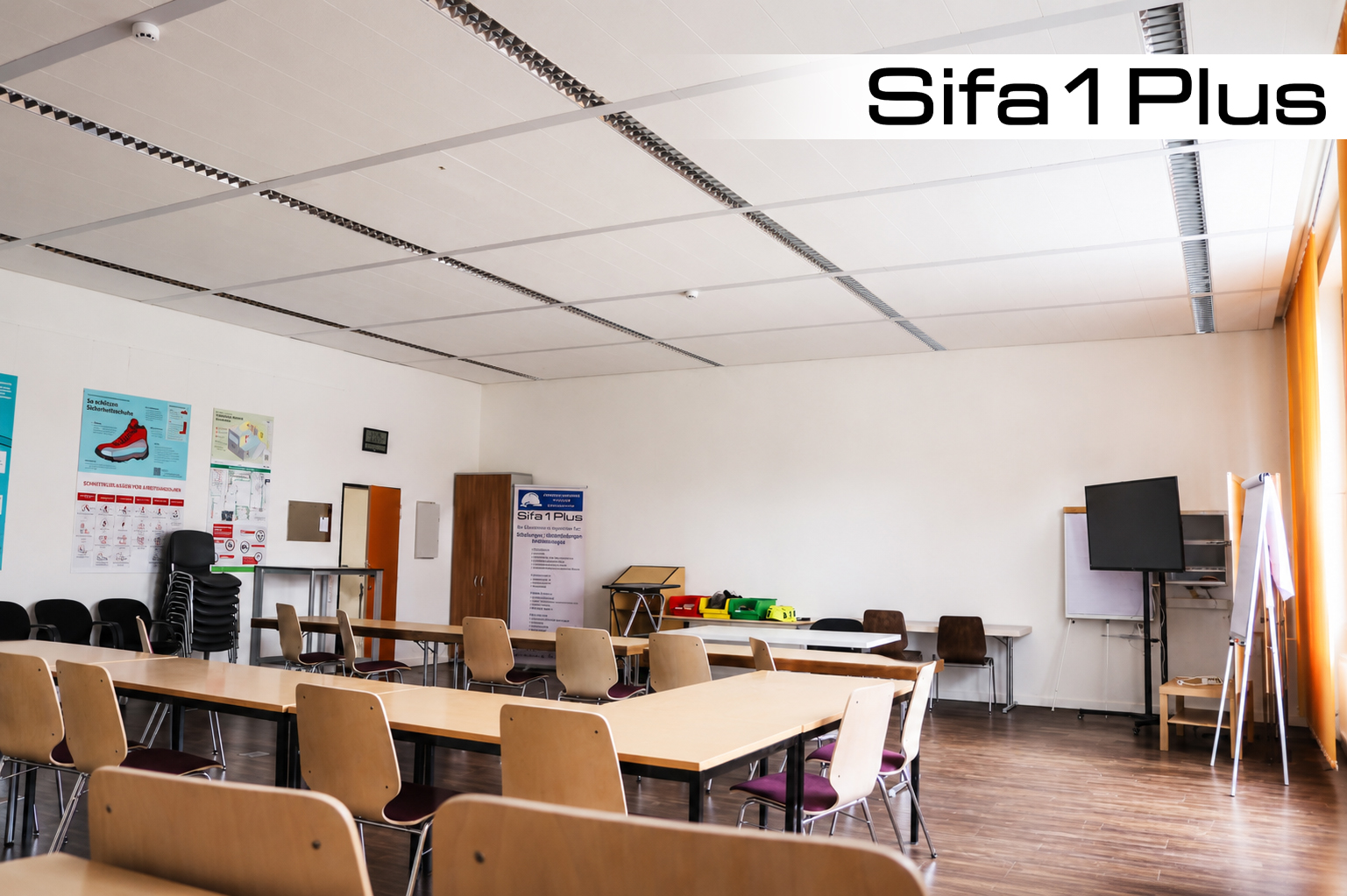 Originalaufnahme des Seminarraums 3 mit U-förmiger Bestuhlung und Präsentationstechnik