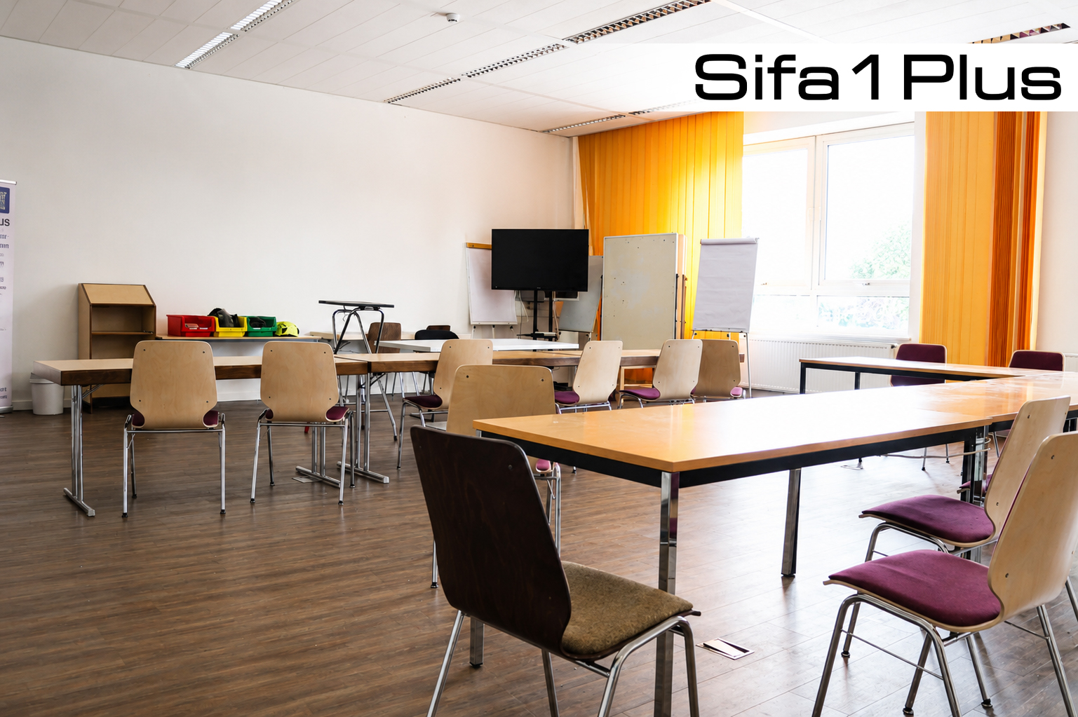 Seminarraum mit Bildschirm, Flipcharts und flexibler Bestuhlung